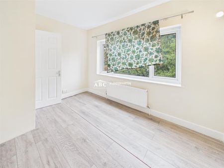 Albany Crescent, HA8 5AL, Edgware - Photo 5