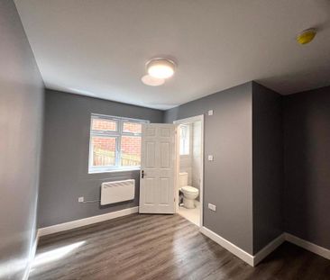 6 bedroom detached house to rent - Photo 2