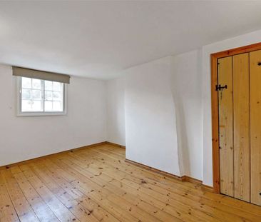 Attractive character cottage in idyllic village setting - Photo 5