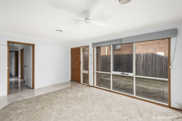 Light filled three bedroom residence in quiet location - Photo 1