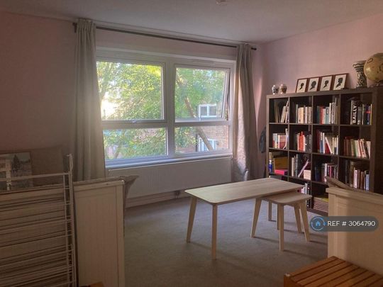1 bedroom in a flat share to rent - Photo 1