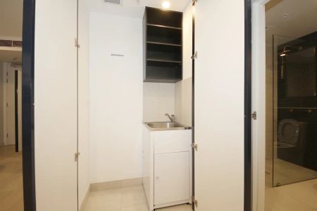 “Quiet Garden-Facing One Bedroom Apartment” - Photo 2