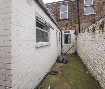Well-presented 2 bedroom terrace property located in the popular So... - Photo 2