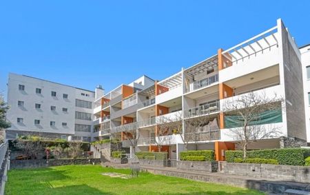 Ground Floor Full-Brick Apartment With Private Courtyard - Photo 3