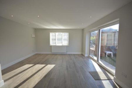 Dorking Road, Epsom, Surrey, KT18 7NL - Photo 2