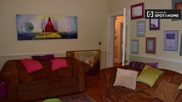Ensuite room in 5-bedroom apartment in Churchtown, Dublin - Photo 1