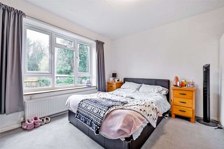 A two bedroom first floor apartment conveniently located opposite Maidenhead train station. - Photo 3