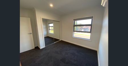 Spacious & Bright Townhouse - Photo 3