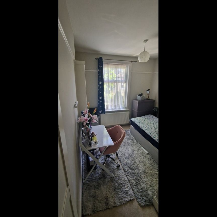 Room in a Shared House, Richmond Road, E11 - Photo 2