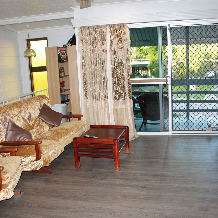 Three bedrooms upstairs unit for rent, Cranbrook, Townsville - Photo 1