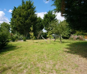 Price £2,200 pcm - Available Now - Part Furnished - Photo 2