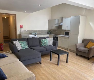 4 bedroom flat to rent - Photo 1