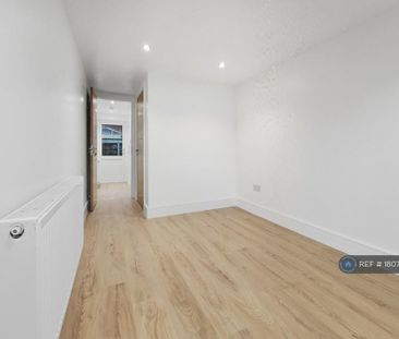 4 bedroom semi-detached house to rent - Photo 5