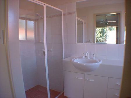 LOWSET BRICK HOME - 3 Living areas - Air Conditioned! - Photo 4