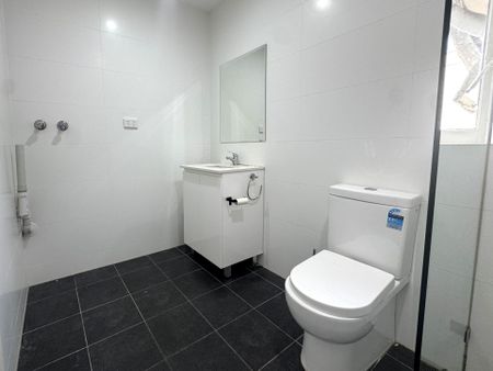 Updated 2 Bedroom Apartment - Handy Location - Photo 5