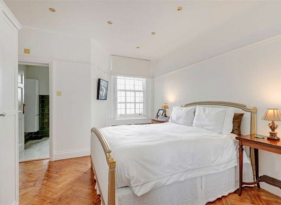 Queen's Gate - Photo 1