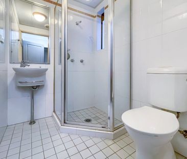 Modern two bedroom apartment with stunning city views - Photo 4