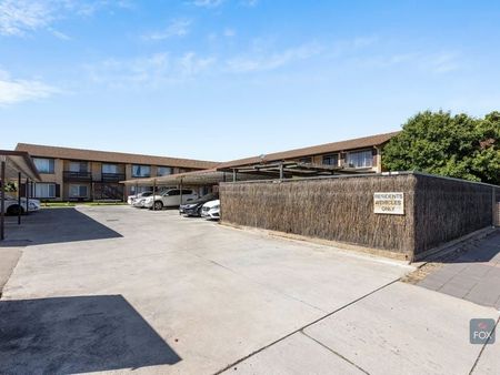 Low maintenance unit in good location - Photo 4