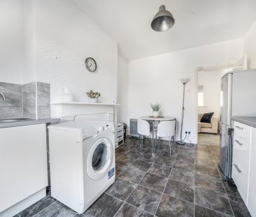 Flat to rent - Blackheath Road, Greenwich, SE10 - Photo 5