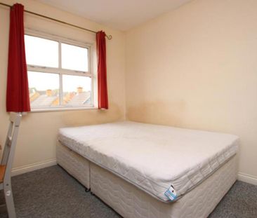*** STUDENT HOUSE *** A fantastic opportunity to rent a room in thi... - Photo 5