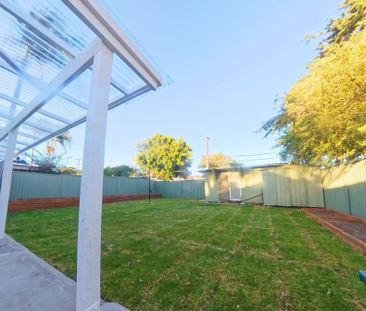 Spacious 4-Bedroom Family Home with Sunroom - Photo 5