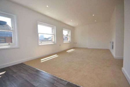 A second floor two bedroom apartment to rent, in the heart of Reading's town centre. - Photo 2
