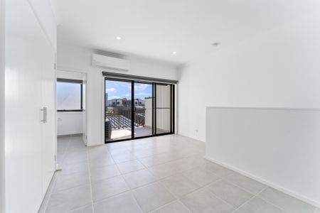 Modern 2-Bedroom Townhouse with Reverse Living & Balcony - Photo 2