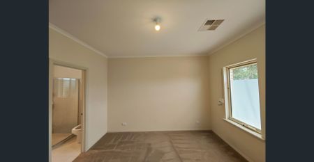 Cosy 3-Bed 2-Bath House in Hillcrest - with 5kw Solar Panels - Photo 3