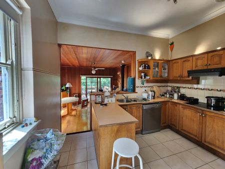 Flemington - Photo 2