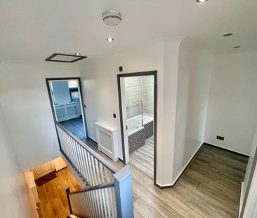 Modern and Newly Refurbished Detached House! Amazing Living Space &... - Photo 4