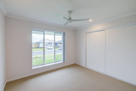Brand-New Family Home in Park Lane Reserve! - Photo 5