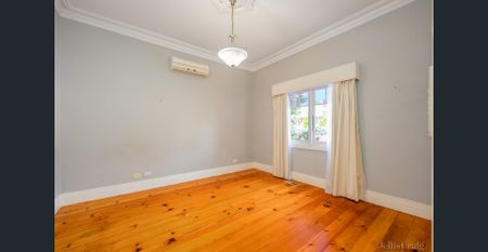 Spacious Three Bedroom Home - Photo 4