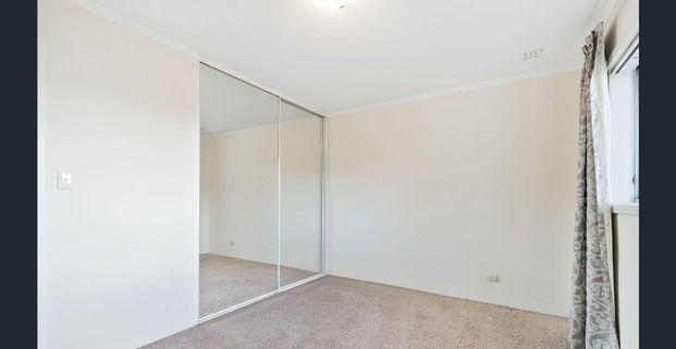 New carpets, new blinds, three large bedrooms, air con throughout - Photo 1