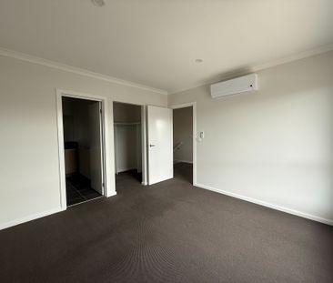 Modern 3-Bedroom Home with 2 Bathrooms and Single Garage - Photo 1