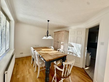 4 bedroom detached house to rent - Photo 3