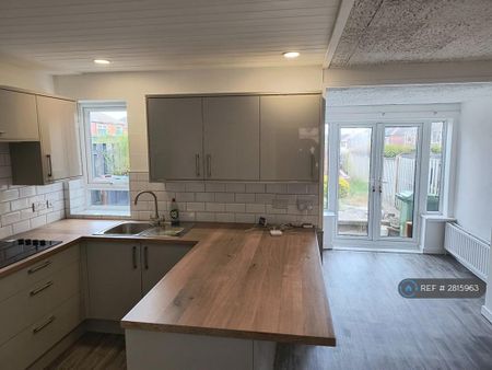 3 bedroom semi-detached house to rent - Photo 4