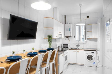 Room with window to interior patio in Portaferrisa - Photo 2