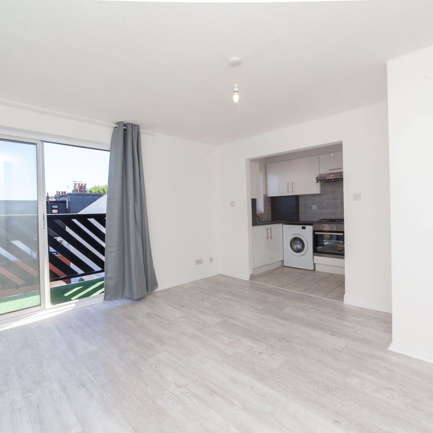 2 Bed Flat, Wrens Court, E13 - Photo 1