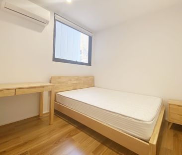 Furnished 2 Bed Apt + Parking in Prime Location - Photo 2