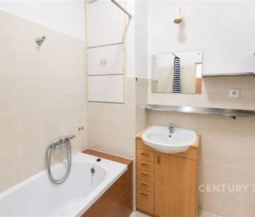 Hledáte prostorný byt, kde budete mít vše potřebné na dosah? Ocenít... - Fotografie 1
