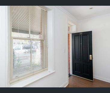 Charming Cottage in a Prime City Fringe Location! - Photo 2