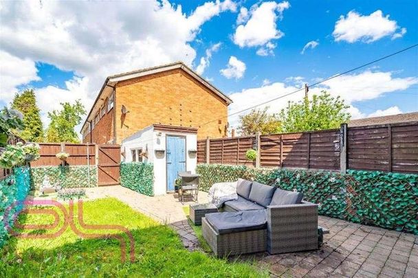 Benen-stock Road, Staines-upon-thames, TW19 - Photo 1