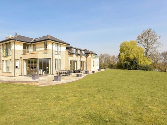 Contemporary 'Arts & Crafts' designed home in grounds of over 7 acres with panoramic views over West London & close to the River Thames. - Photo 1