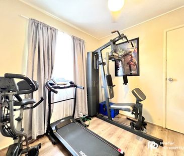 Solar powered 3 bedroom house PLUS an extra large powered workshop! - Photo 3