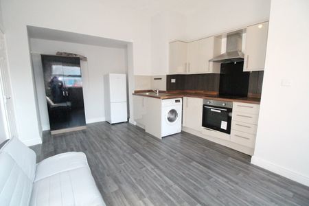 1 Bed Flat, Dovercastle, NG7 - Photo 3