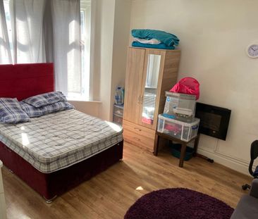 Room in a Shared House, Atherley Road, SO15 - Photo 1