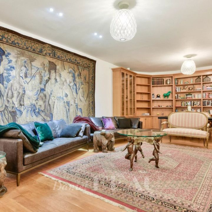 Appartement • Elysées-Madeleine - Photo 1