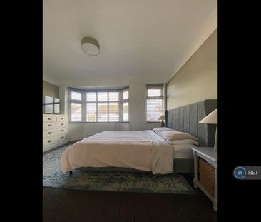 4 bedroom semi-detached house to rent - Photo 4