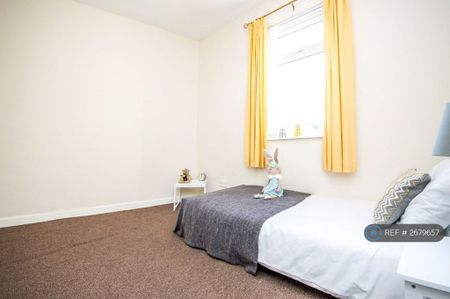 3 bedroom terraced house to rent - Photo 4