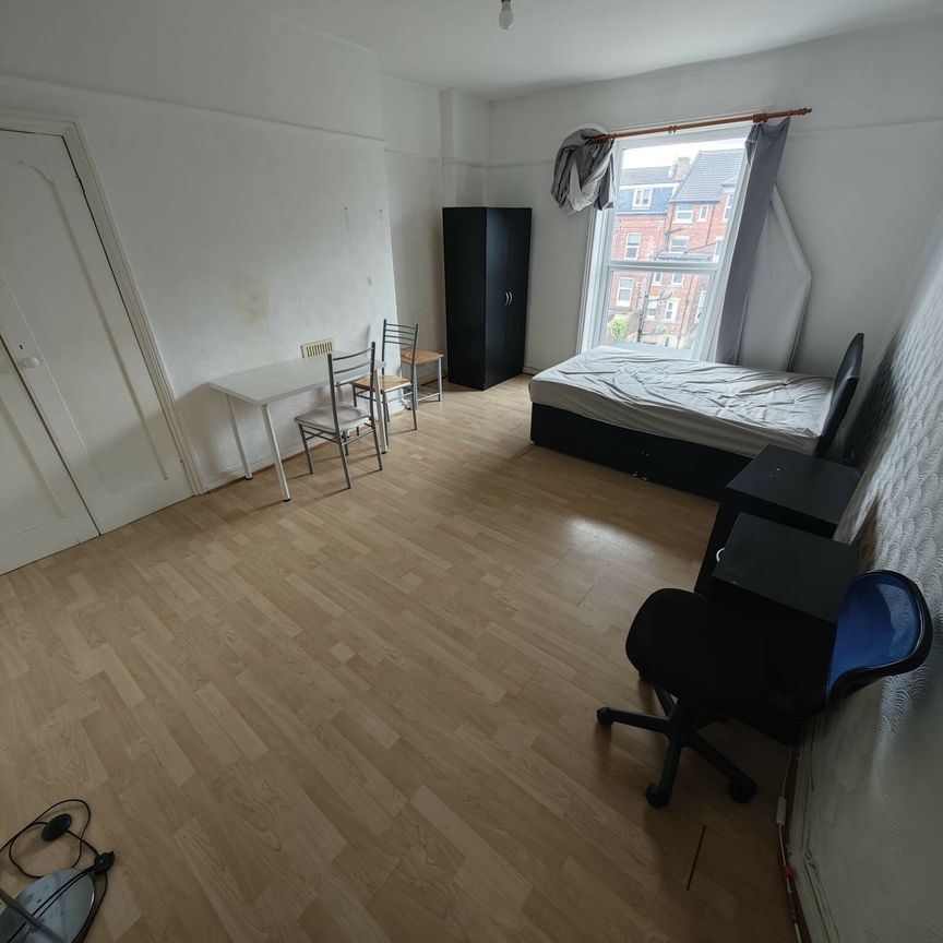 Woodsley Road, Woodhouse - Photo 1